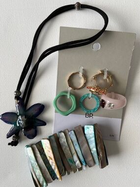 BUNDLE $15 1-Shimmery Blue Shell Bracelet 4-5” 1 set rings 1 Necklace